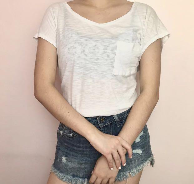 Uniqlo Basic White Shirt/Tee (Category: Shirts) located in Quezon City. Submitted by nicolekmn (Listing ID 1045153976, Image 1). Description: Used only 1-3x Size is M-L Condition 10/10.