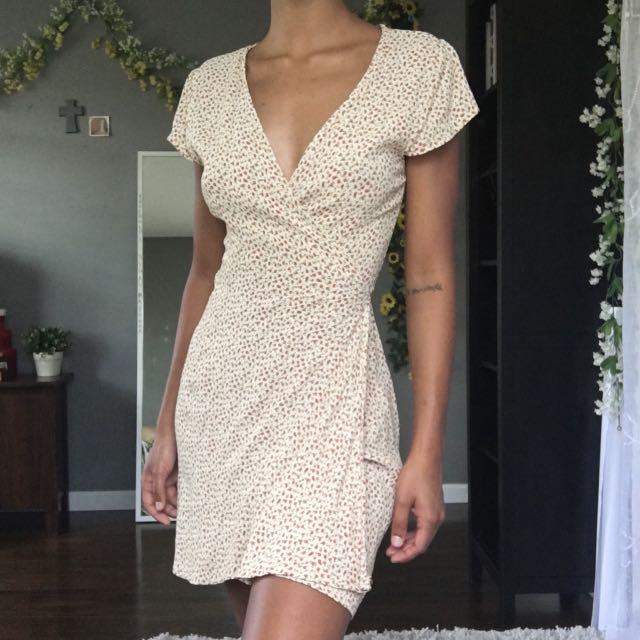 Brandy Melville Yellow Floral Robbie Dress, Women's Fashion, Tops,  Sleeveless on Carousell