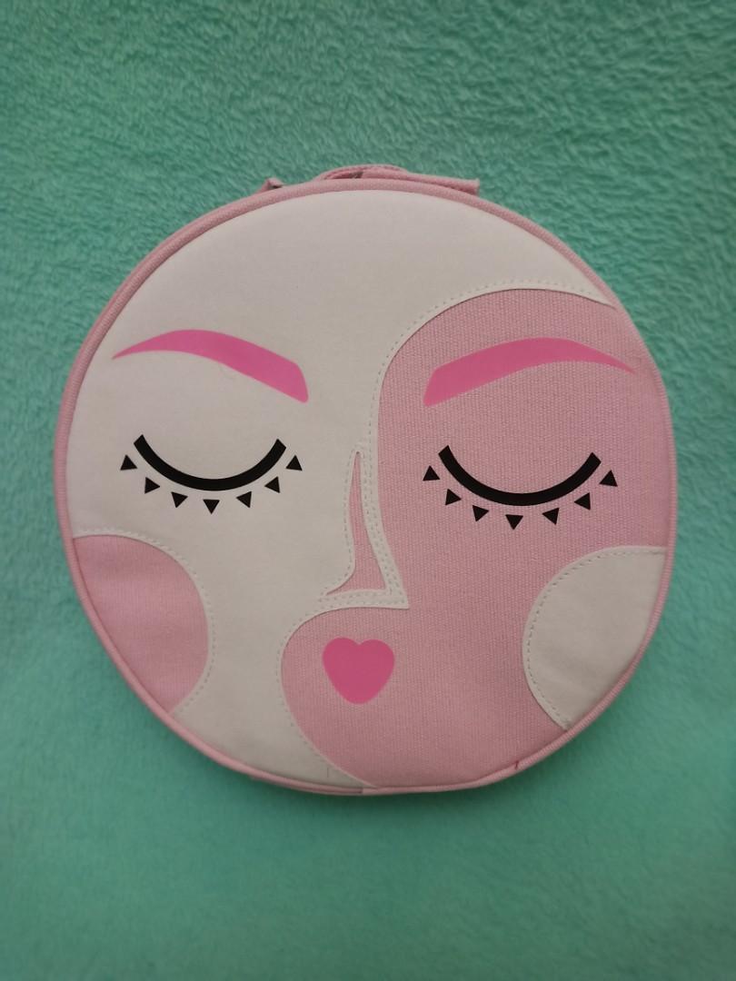 Benefit Cosmetics 2020 Brow Round Bag (Category: Makeup) located in Antipolo. Submitted by legoninos.legoninas (Listing ID 1039039663, Image 1). Description: Brand new and Authentic.