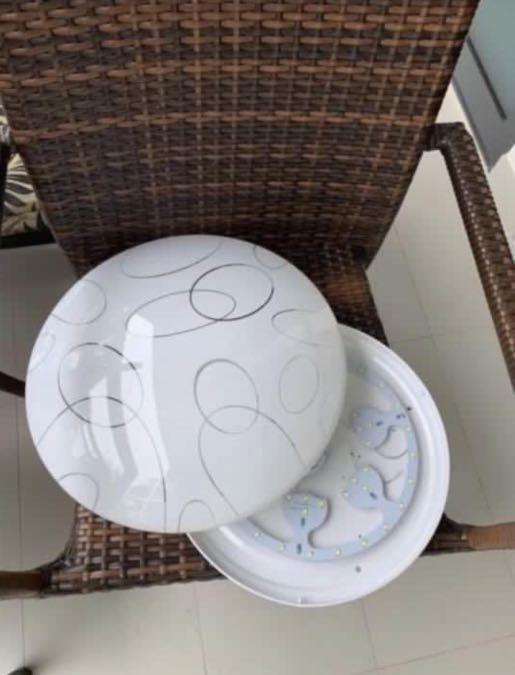 Ceiling light (Category: Lighting) located in Singapore. Submitted by tyeep84 (Listing ID 1039200414, Image 1). Description: I have 4 piece to let go which is without the LED. One of the cover has slight dent in the middle. But this doesn’t affect the light and is still look new. 30 dollar per piece. Another 3 piece to let go is with LED. 45 per piece and very new. 400mm for the external diameter and 350 for the metal base .