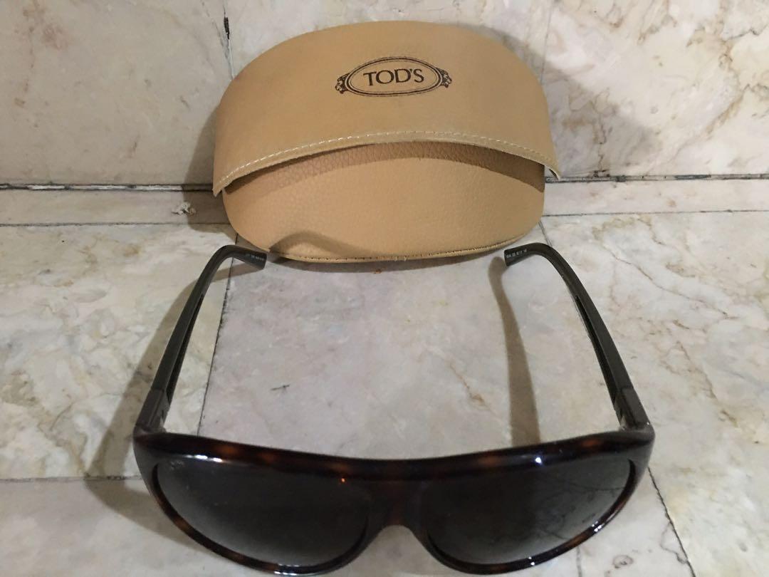 Tod’s Sunglasses (Category: Sunglasses & Eyewear) located in Quezon City. Submitted by jennybug (Listing ID 1039210687, Image 3). Description: Authentic Tod’s sunglasses bought in the US. Given to me as a gift but was unable to use them because I need prescription glasses (mataas na po grado ng mata ko!). 10/10 condition with original glasses case and wipe. .