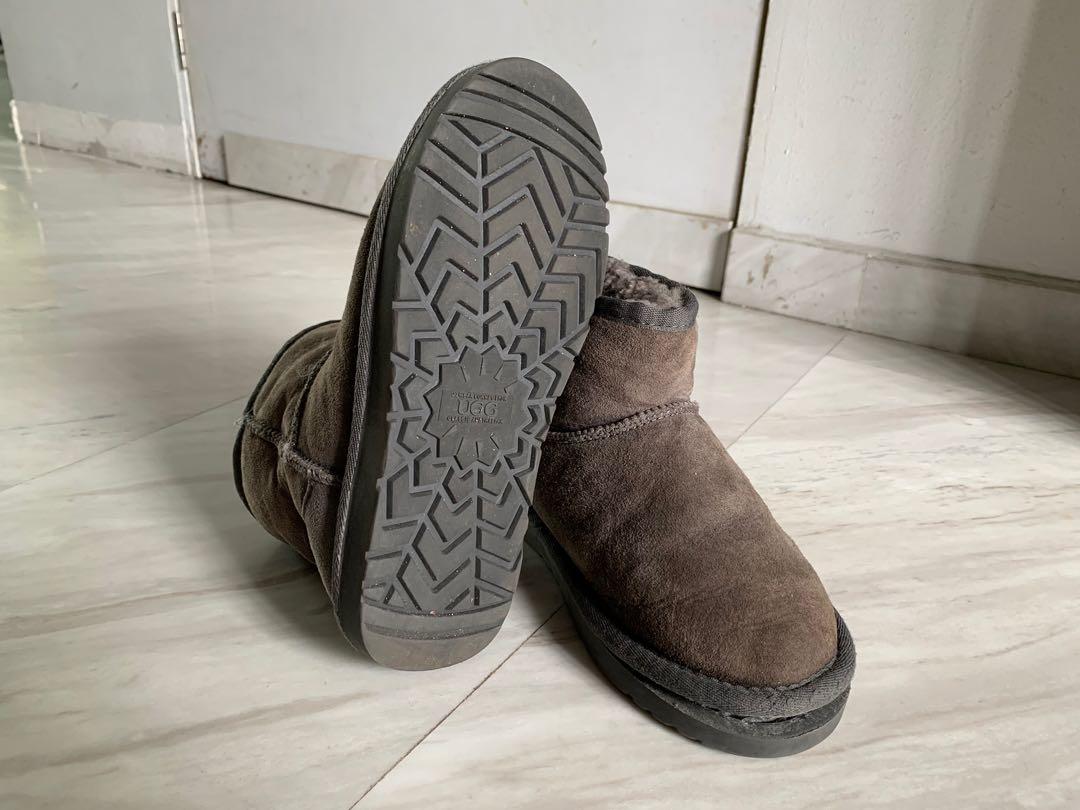 Boy uggs on clearance feet