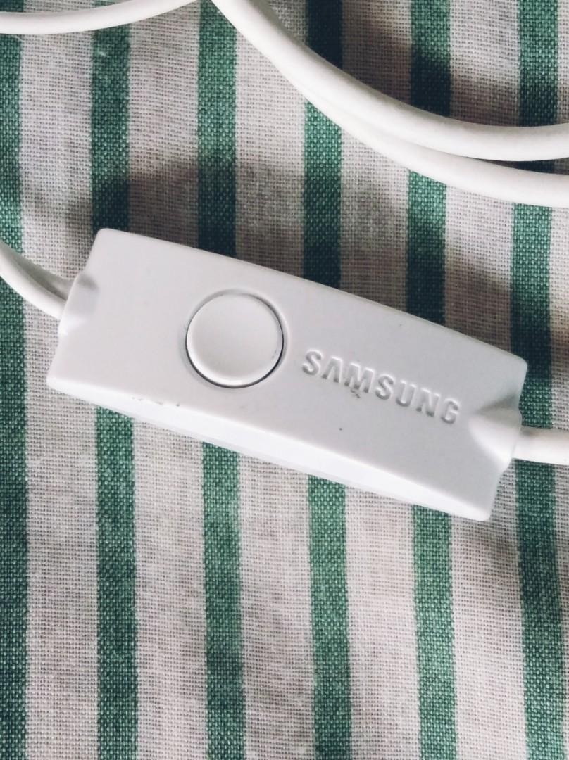 Samsung Earphones (Category: Earphones) located in Manila. Submitted by silentrabbit.0904fc (Listing ID 1045616988, Image 2). Description: Selling original Samsung branded earphones. This came with the packaging nung binili yung Samsung Tab A 7.0 (2016). This is guaranteed unused. Loud sounds, basic quality. I don't usually use yung packaged earphones kasi di ako satisfied sa sound quality. You can check my posts for other original branded na hea