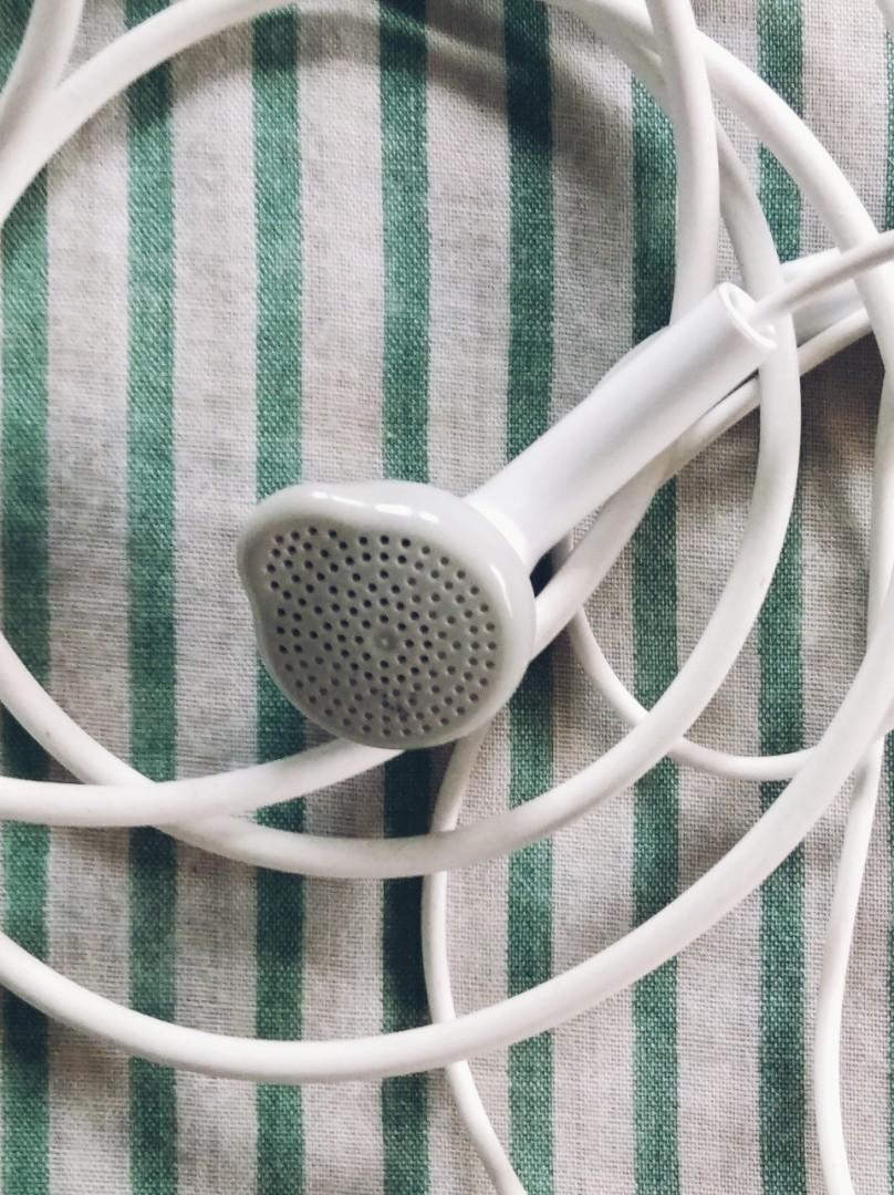 Samsung Earphones (Category: Earphones) located in Manila. Submitted by silentrabbit.0904fc (Listing ID 1045616988, Image 3). Description: Selling original Samsung branded earphones. This came with the packaging nung binili yung Samsung Tab A 7.0 (2016). This is guaranteed unused. Loud sounds, basic quality. I don't usually use yung packaged earphones kasi di ako satisfied sa sound quality. You can check my posts for other original branded na hea