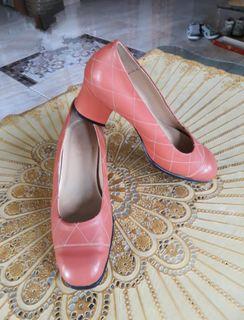Sepatu heels tapak tahu