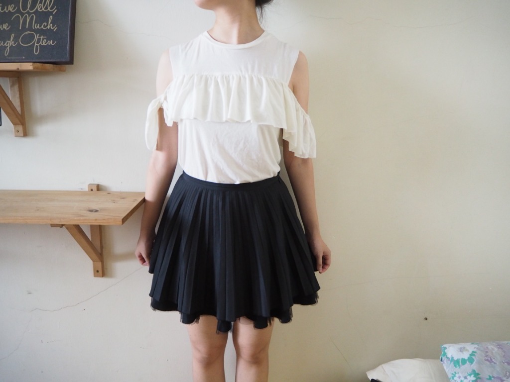 short black pleated skirt outfit