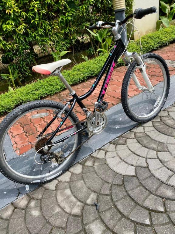 2015 Trek MT 220 Girl s 24 Bicycle Sports Equipment Bicycles