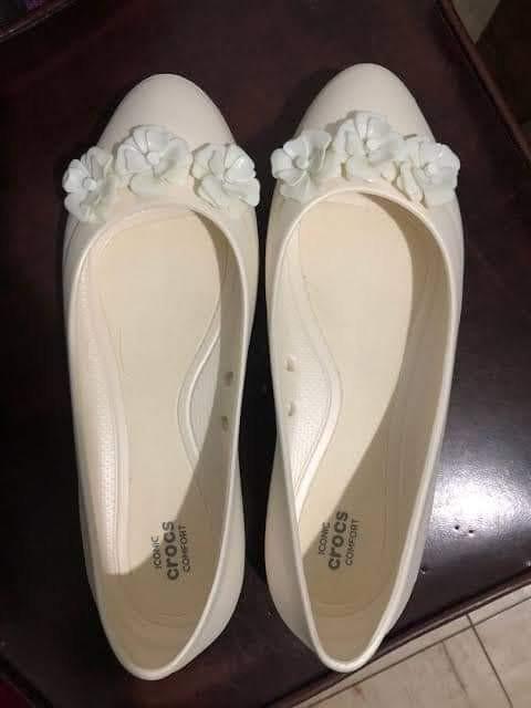 white flower crocs
