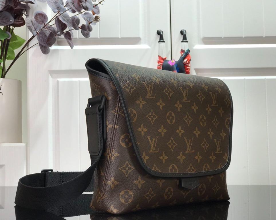 Magnetic messenger bag top