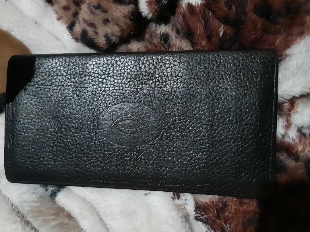 unisex wallet (Category: Wallets & Card holders) located in Pasig City. Submitted by joicebb (Listing ID 1045901008, Image 3). Description: cartier unisex wallet kayo napo humusga used but not abused if u buy 2 items or more free napo shipping kapag nag aalangan po kayo wag npo bumili wagna tumawad mura npo item ko.