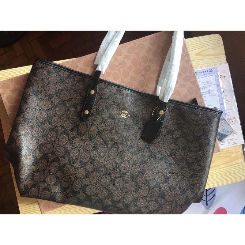 Coach tote bag brandew with Box (Category: Luxury Bags & Wallets) located in Mandaluyong City. Submitted by scarletlyn (Listing ID 1039456675, Image 1). Description: Brandnew Coach Tote Bag Hologram inside! Comes with dustbag, etiketa code, care card, receit and ofcourse box! perfect for gift!!!! 1 last stock Coffee brown color.