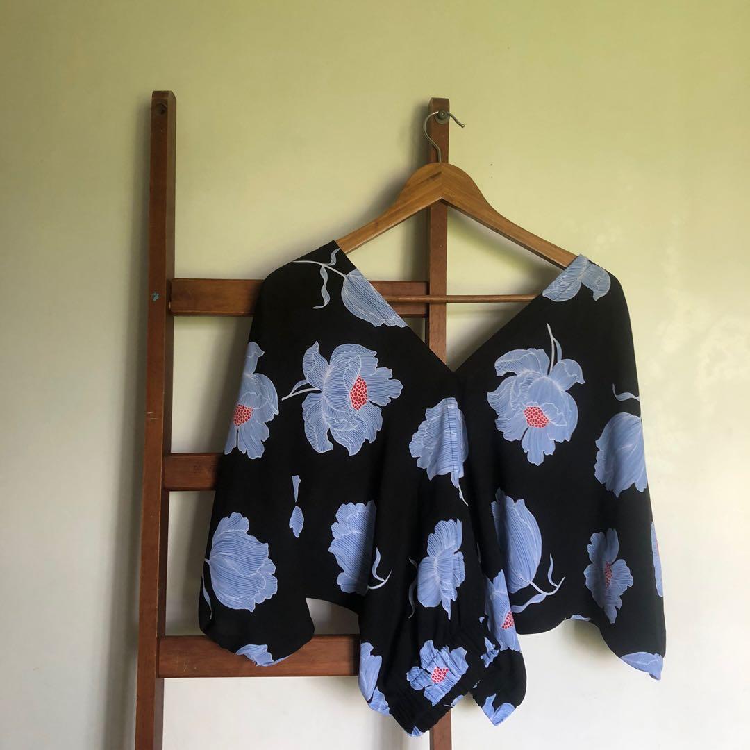 Floral Batwing Crop Top (Category: Blouses) located in Cavite. Submitted by daphnesea (Listing ID 1039264923, Image 1). Description: Check out my listings for free items with any 2 purchase.