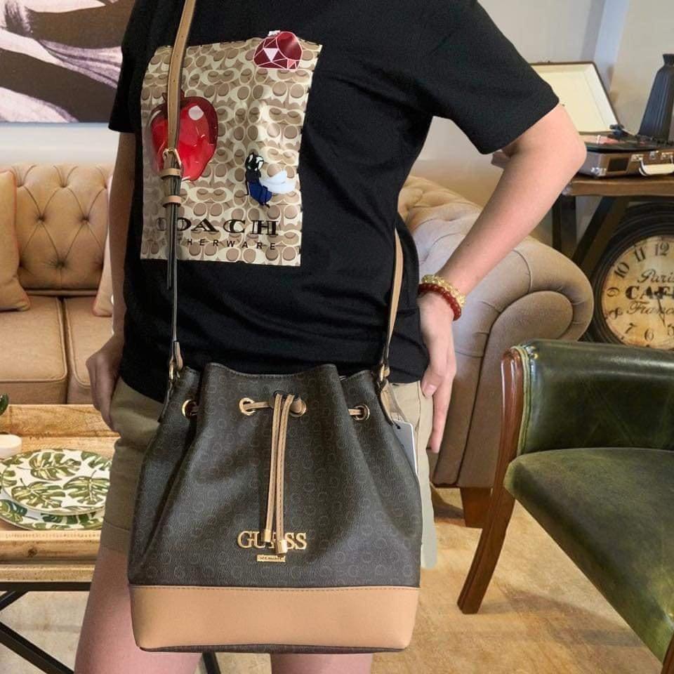 Guess muze logo store bucket bag