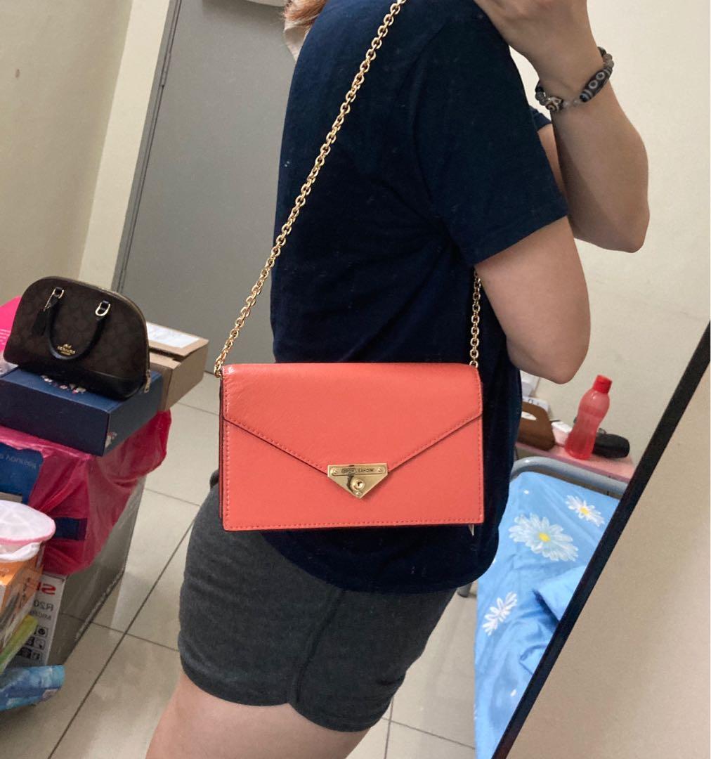 Like New) Michael Kors Grace Medium Patent Leather Envelope Clutch, Luxury,  Bags & Wallets on Carousell