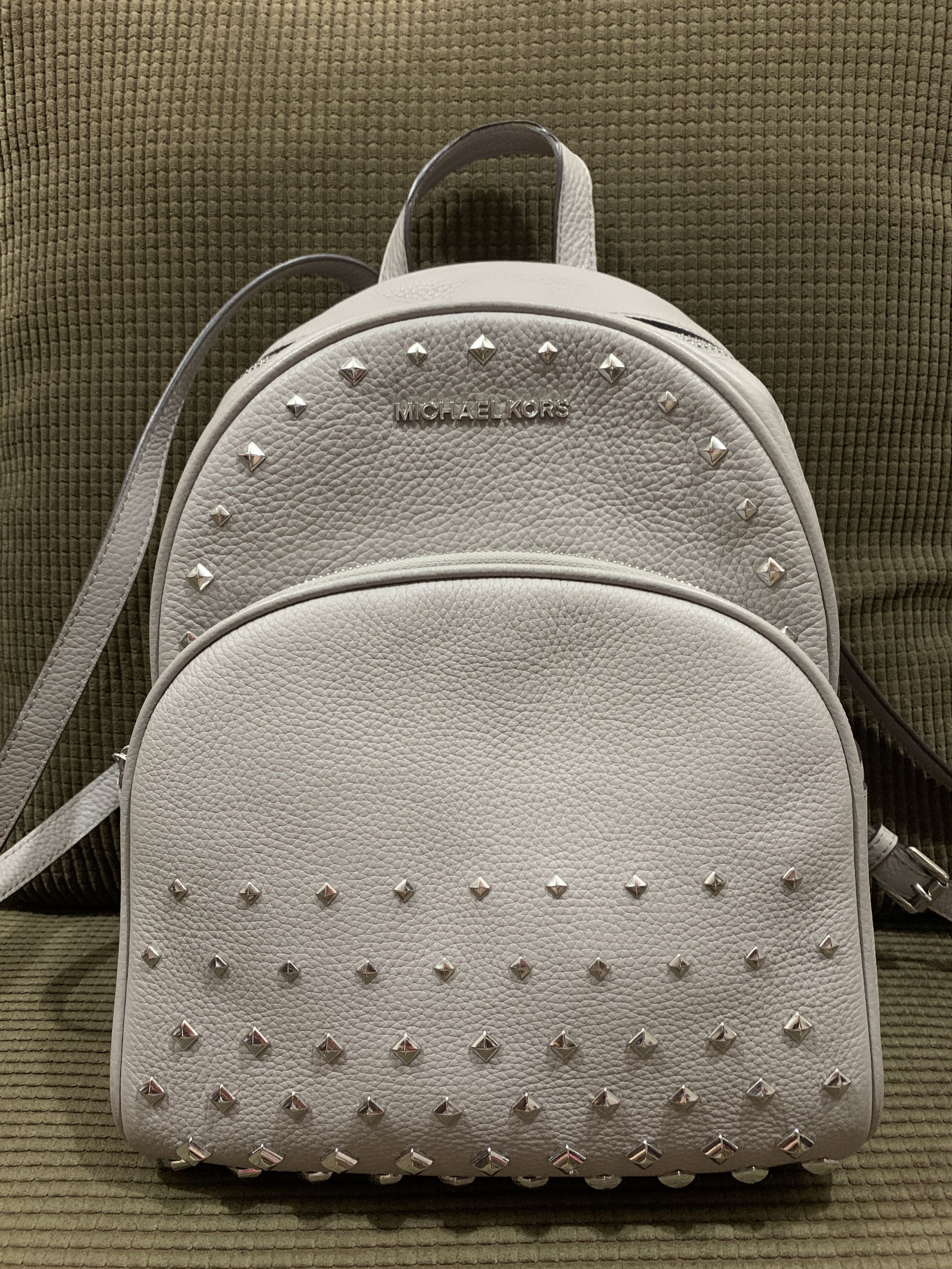 Michael kors abbey medium studded backpack hot sale leather black
