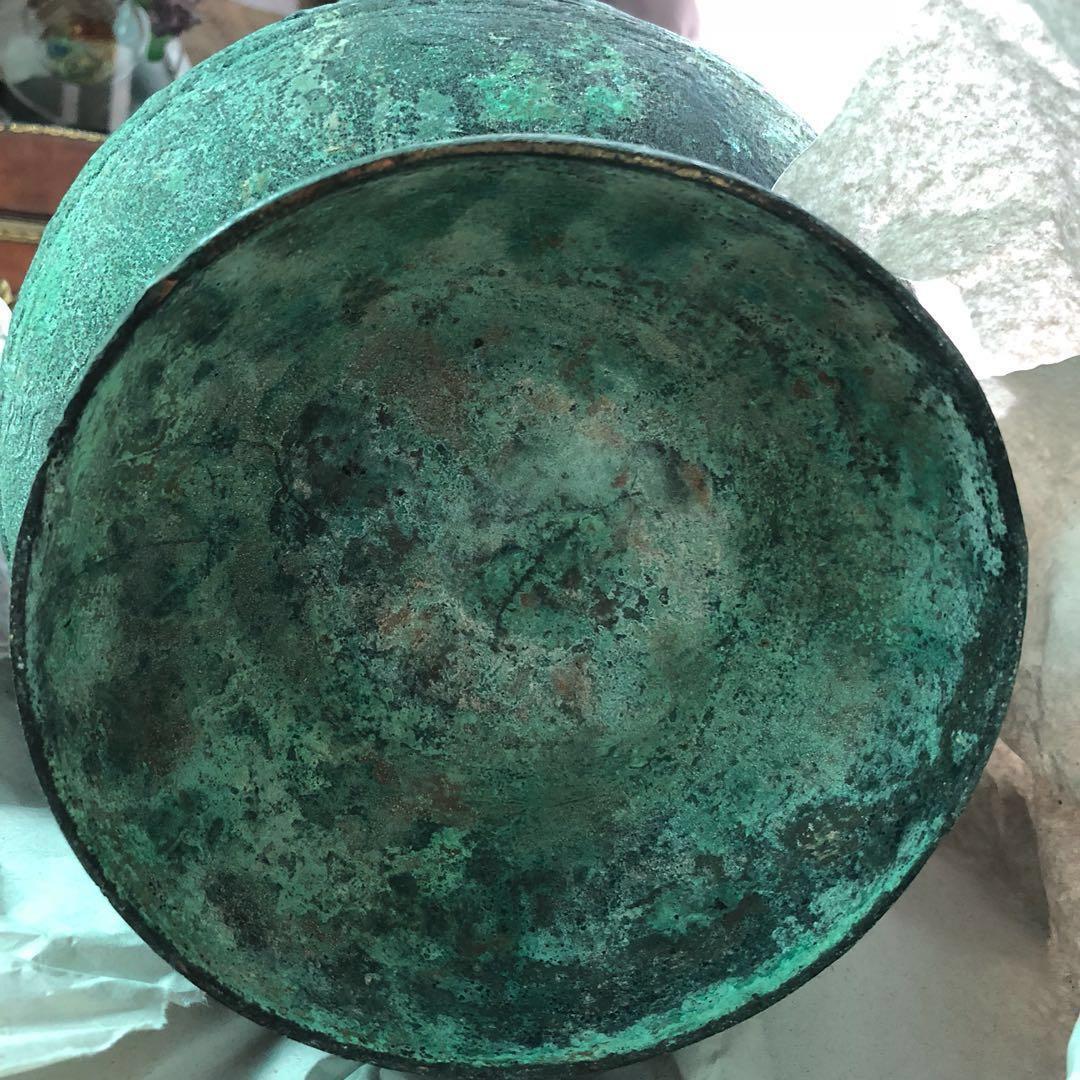 Bronze vase (Category: Precious Stones) located in Singapore. Submitted by ptecollectn (Listing ID 174553573, Image 3). Description: bronze vase wonderful for display. Approx Measurement: height 37cm. Widest portion 23cm. The mouth diameter: 14cm. .