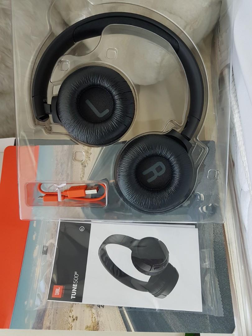 BLUETOOTH HEADSET (Category: Headphones & Headsets) located in Paranaque City. Submitted by shandy_leer (Listing ID 1039478150, Image 2). Description: Pre loved JBL TUNE 500 BT. Guaranteed 16hrs of continuous usage..