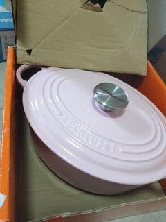 Brand New Le Creuset Chiffon Pink Oval cocotte 23cm dutch oven