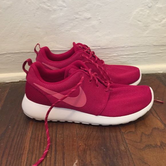 hot pink nike roshe