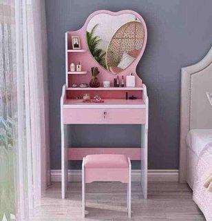 small vanity table with lights