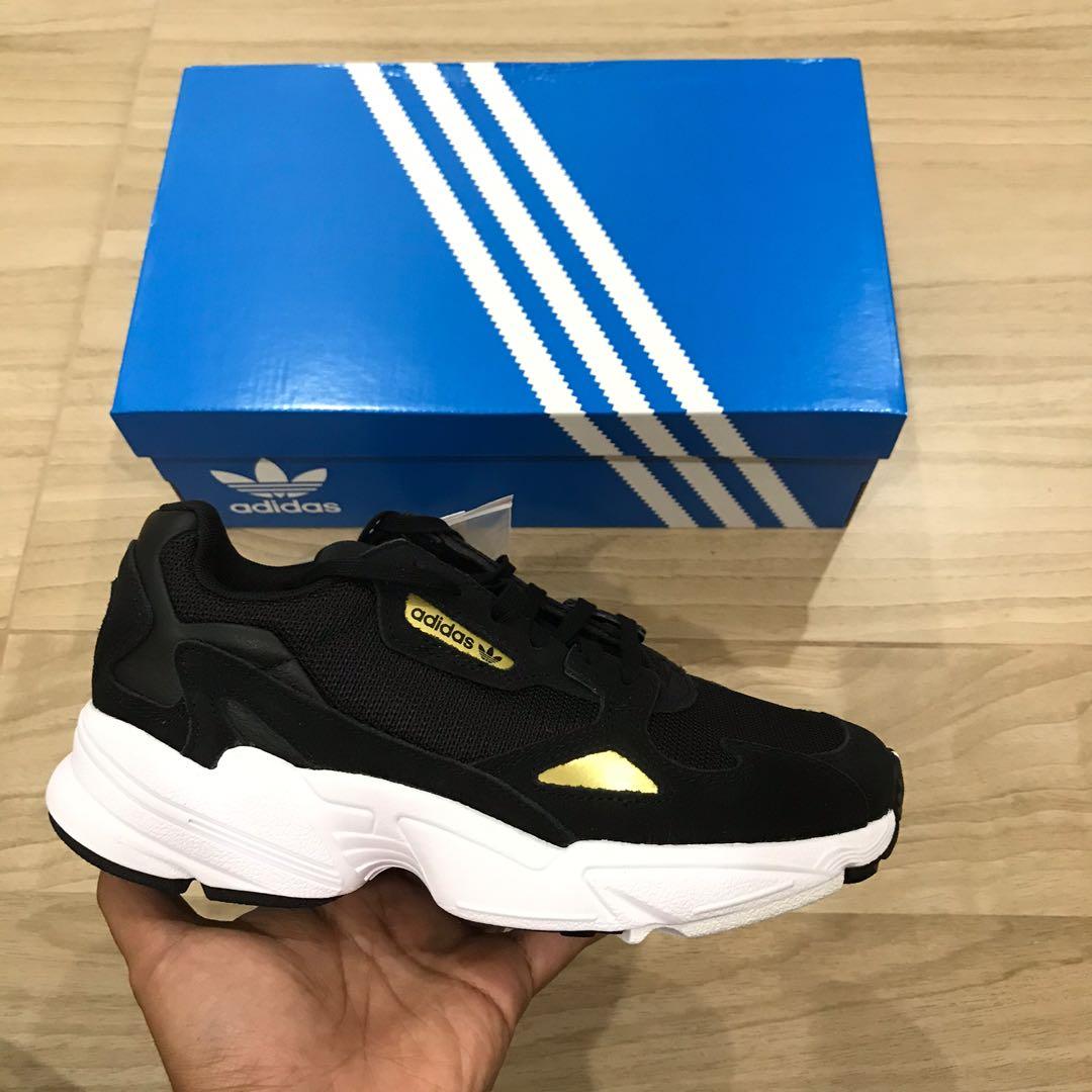 harga adidas falcon original