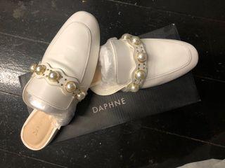 Daphne White half pearl sandal