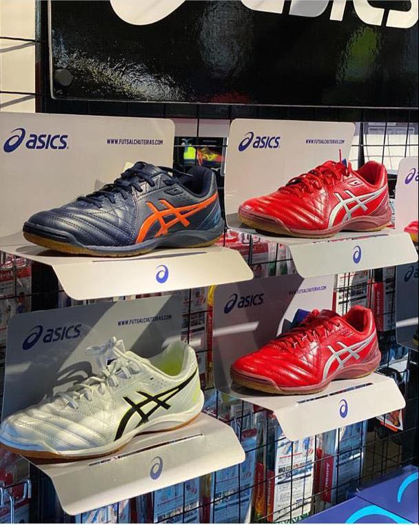 kasut futsal asics