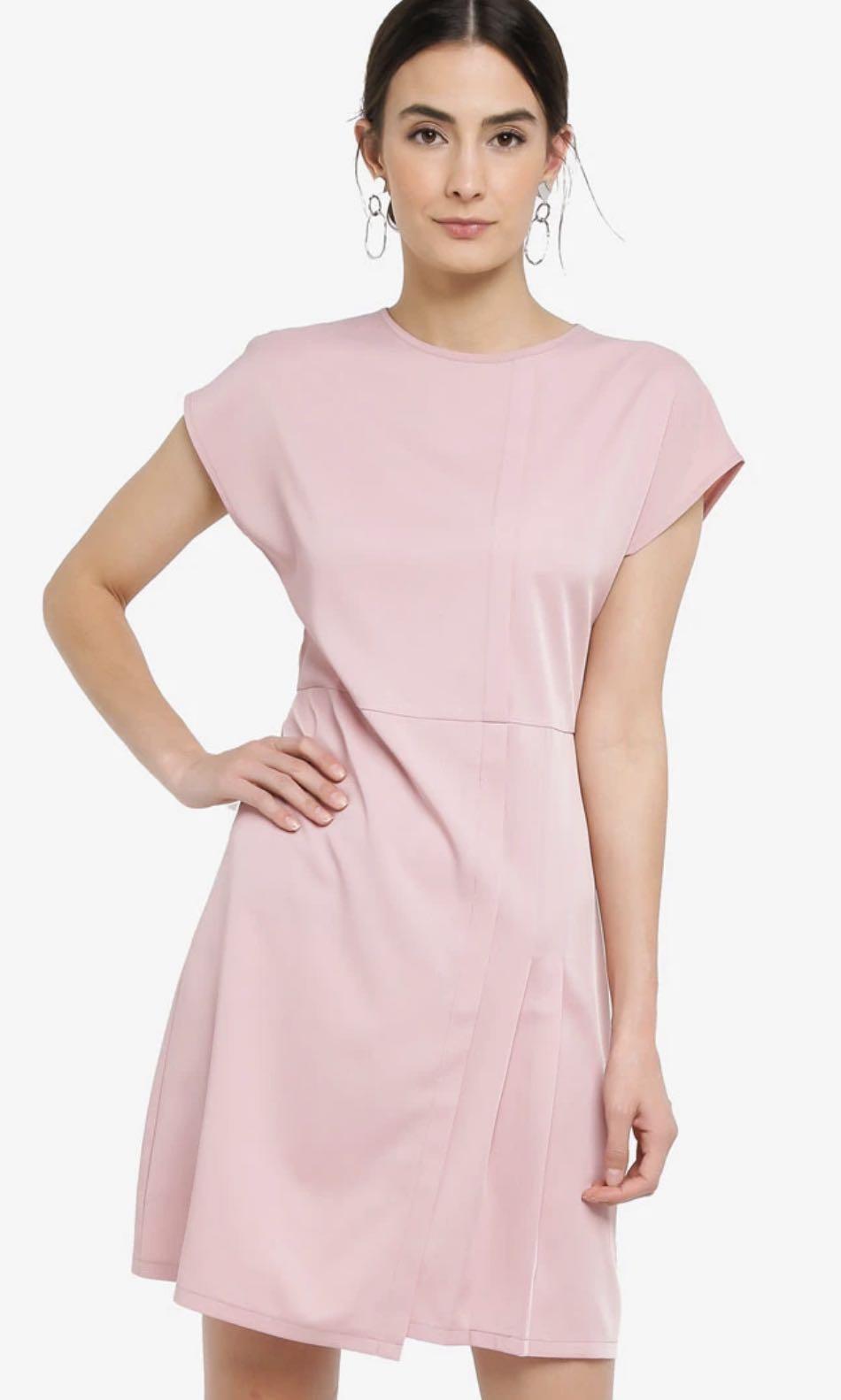 Pink Corporate Dress (Category: Evening dresses & gowns) located in Manila. Submitted by attyshelly (Listing ID 1036241254, Image 1). Description: Originally priced at 1,249.00 php Worn just once RFS: minimalism lifestyle.