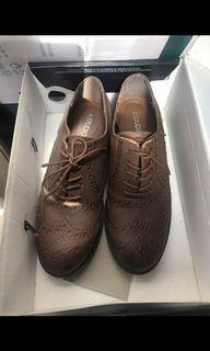 SELLING A BUNCH OF SHOES