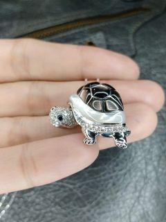 Turtle brooch/pendant with diamond