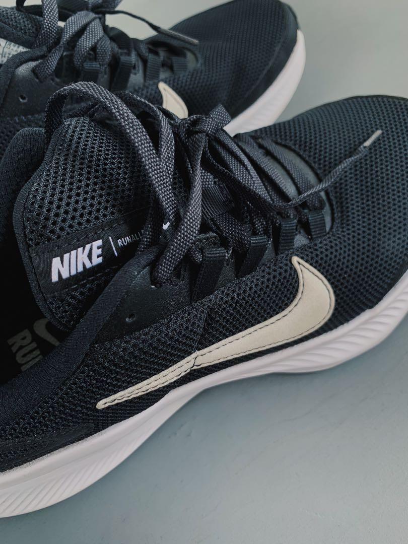 All black nike running store shoes womens