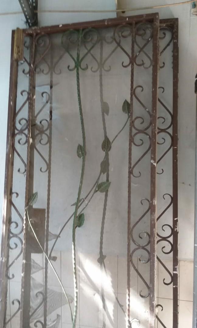 2 pintu besi taman, Perabotan Rumah di Carousell