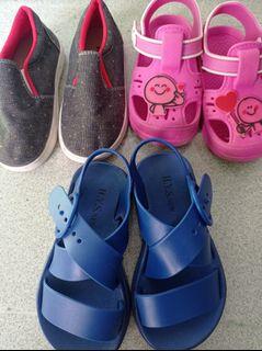 Sepatu anak perempuan