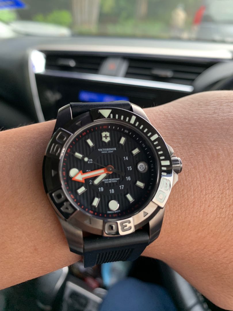 Swiss Army Victorinox Dive Master 500 Midsize Men s Watch 241555
