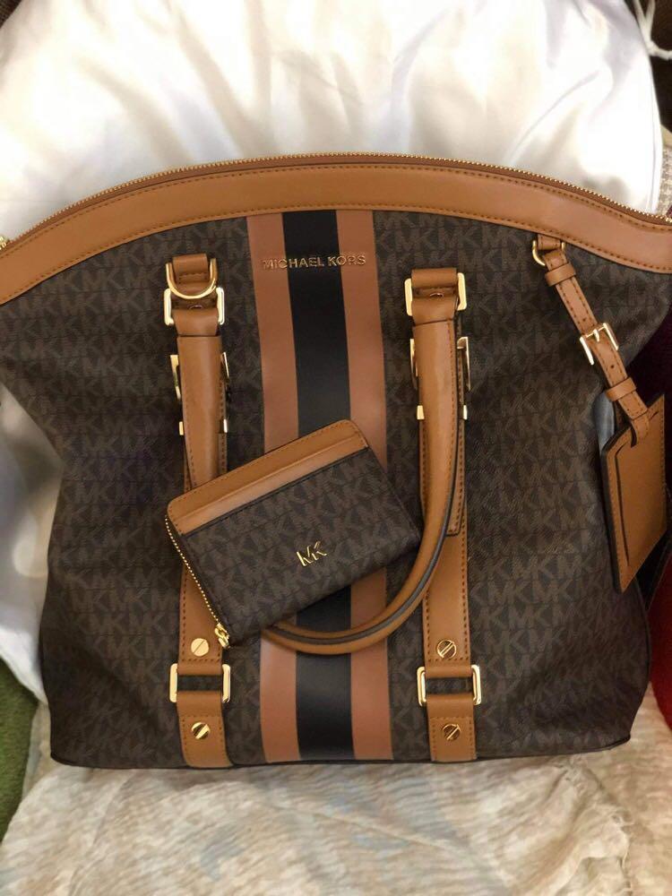 Authentic Michael Kors bedford tote bag large with wallet (Category: Purses & Pouches) located in Makati City. Submitted by xiabernice (Listing ID 1040331664, Image 3). Description: new bought in sweden see last pics for details meet up or delivery .