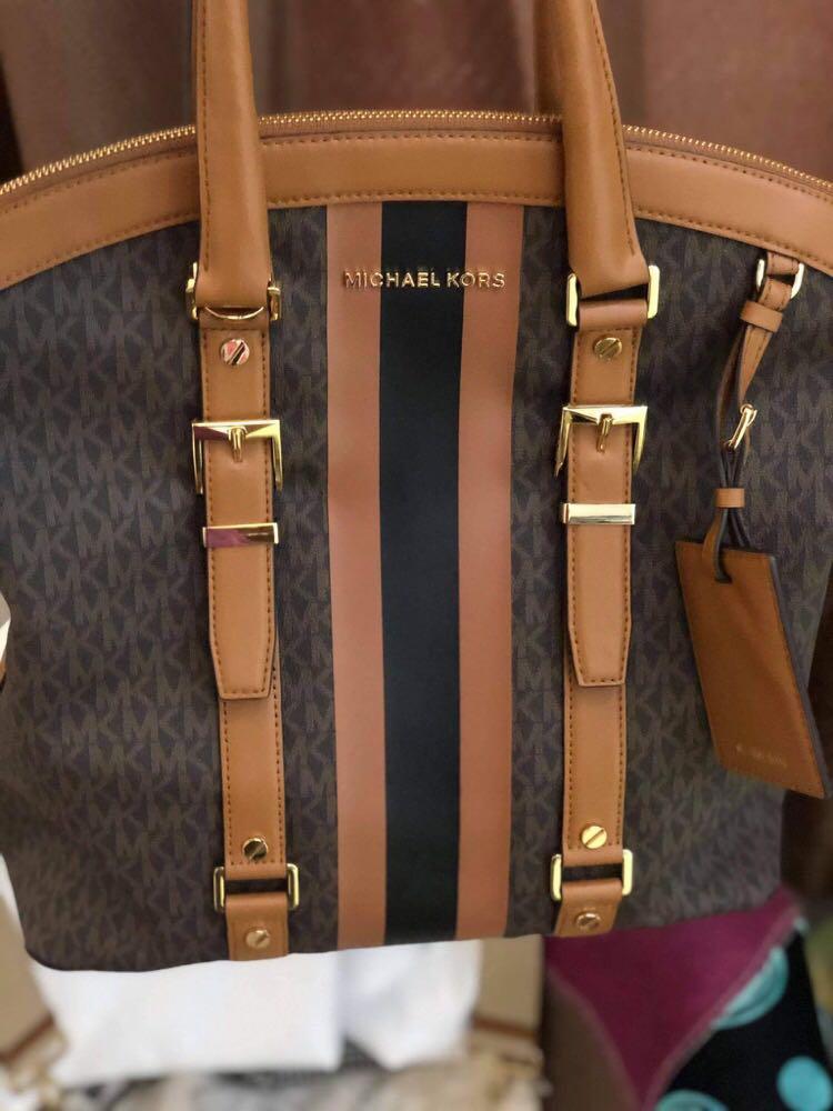 Authentic Michael Kors bedford tote bag large with wallet (Category: Purses & Pouches) located in Makati City. Submitted by xiabernice (Listing ID 1040331664, Image 2). Description: new bought in sweden see last pics for details meet up or delivery .