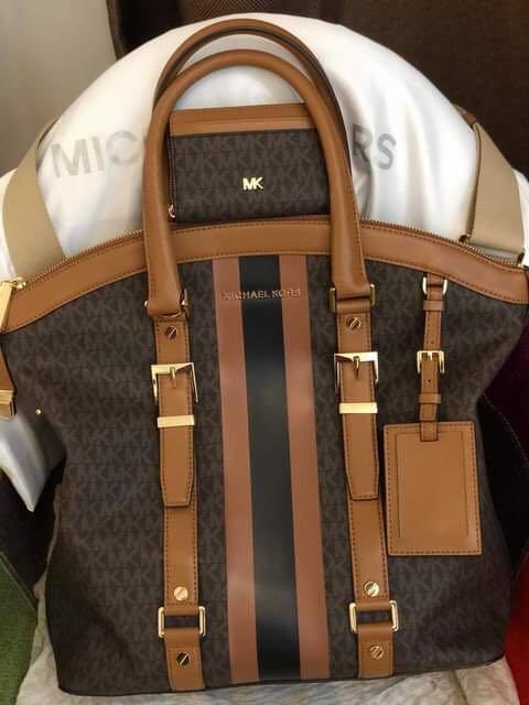 Authentic Michael Kors bedford tote bag large with wallet (Category: Purses & Pouches) located in Makati City. Submitted by xiabernice (Listing ID 1040331664, Image 1). Description: new bought in sweden see last pics for details meet up or delivery .