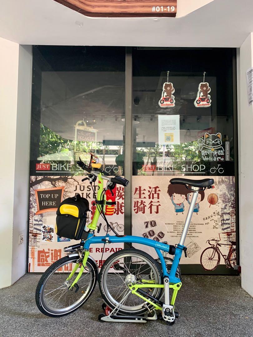Brompton (Category: Bicycles) located in Singapore. Submitted by 710298117 (Listing ID 1040134751, Image 3). Description: Brompton S6R Original factory front and rear lights. Bags. Luggage. Plus seat tube lights..