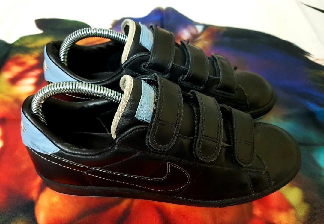 Black nike sales velcro shoes