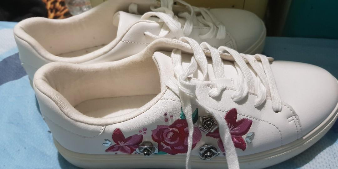 women's uptown sneakers