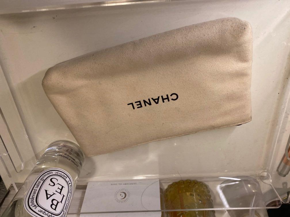 Chanel make up pouch (Category: Makeup) located in San Juan City. Submitted by mvl27 (Listing ID 1040502374, Image 1). Description: Used once then stored. Bought as part of a set. Store bought in Rustans Makati Authentic. .