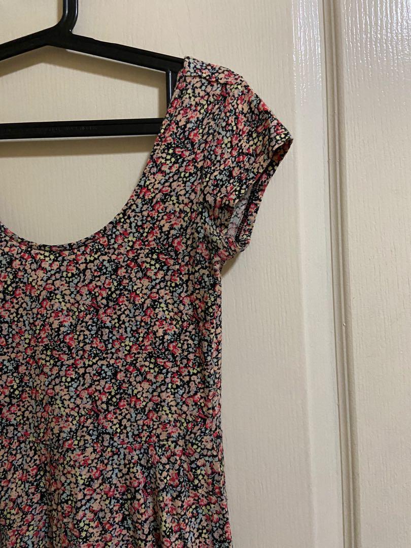 Floral Cotton Dress (Category: Dresses) located in Pasig City. Submitted by unit405 (Listing ID 1040450902, Image 2). Description: Good as new No flaws Stretchable .
