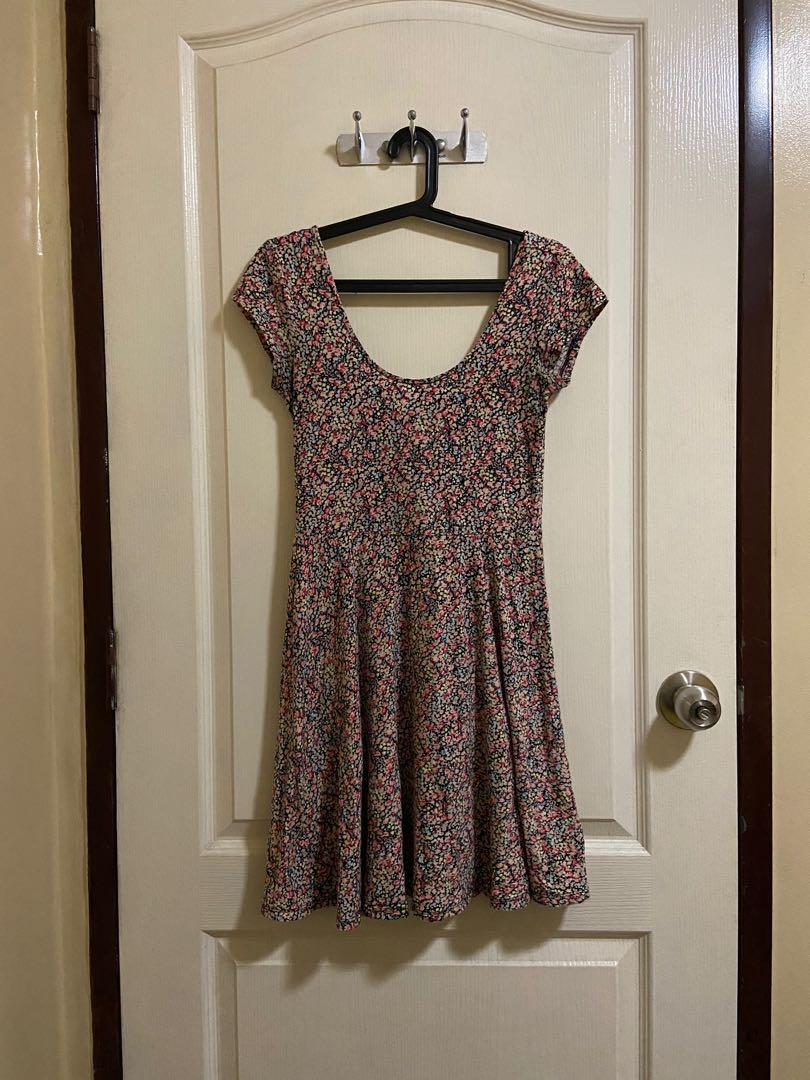 Floral Cotton Dress (Category: Dresses) located in Pasig City. Submitted by unit405 (Listing ID 1040450902, Image 1). Description: Good as new No flaws Stretchable .