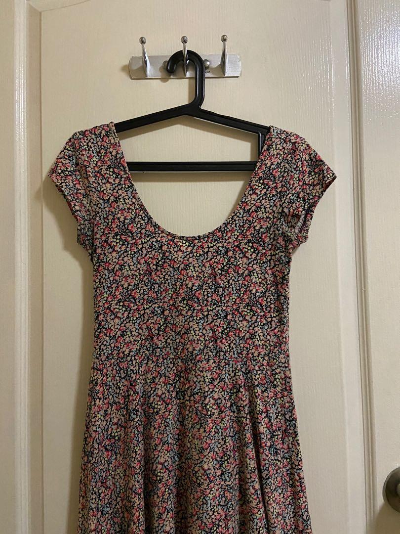 Floral Cotton Dress (Category: Dresses) located in Pasig City. Submitted by unit405 (Listing ID 1040450902, Image 3). Description: Good as new No flaws Stretchable .