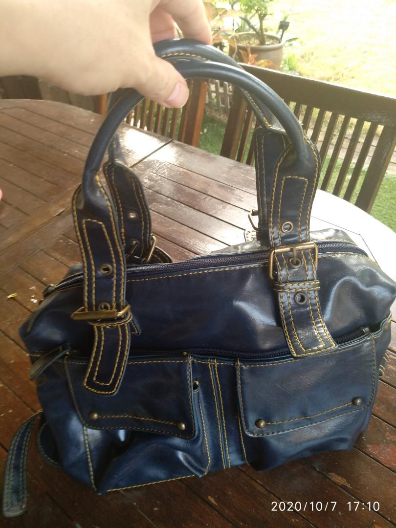 Aldo leather handbags store