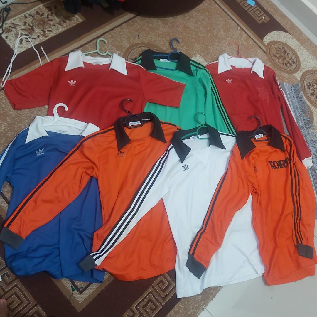 Kolar sharp (Category: Tshirts & Polo Shirts) located in Dungun. Submitted by penjejakbundle (Listing ID 1040592848, Image 1). Description: adidas kolar sharp made decente pit 18.5/19 labuh 27 kondisi 9/10.