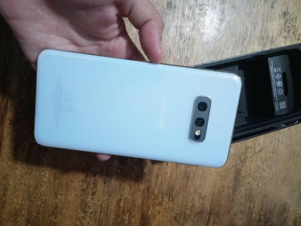 SAMSUNG S10e (Category: Samsung) located in Las Pinas. Submitted by polikkk (Listing ID 1040480075, Image 2). Description: batt level 72% good condi wala pang one year no issues globe tm lang pwede i sim card bought it sa globe store rfs need cash.