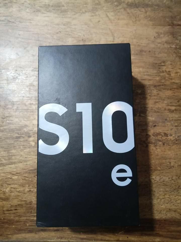 SAMSUNG S10e (Category: Samsung) located in Las Pinas. Submitted by polikkk (Listing ID 1040480075, Image 3). Description: batt level 72% good condi wala pang one year no issues globe tm lang pwede i sim card bought it sa globe store rfs need cash.