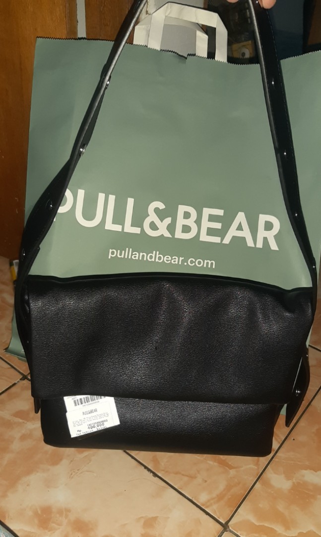 Tas hitam pull and bear