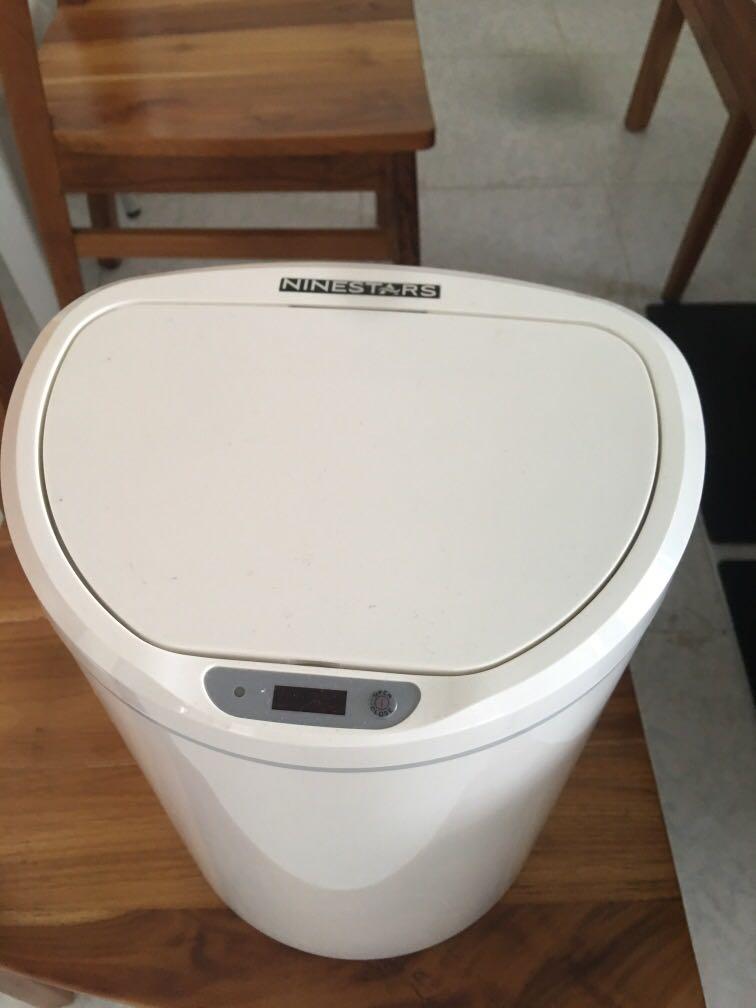 Automatic DustBin (Category: Waste Bins & Bags) located in Singapore. Submitted by pikaguru (Listing ID 1045984235, Image 1). Description: .